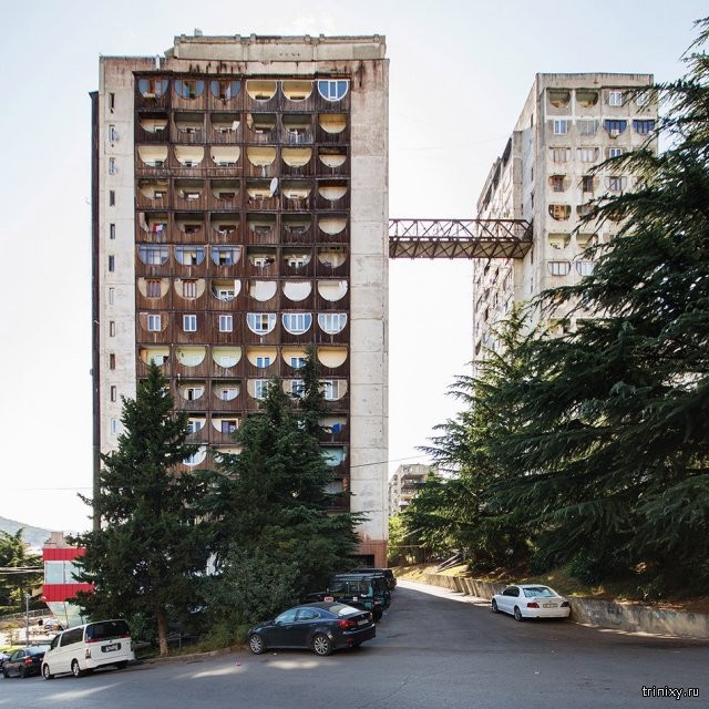 Необычные здания времен СССР с надземным сообщением (9 фото)