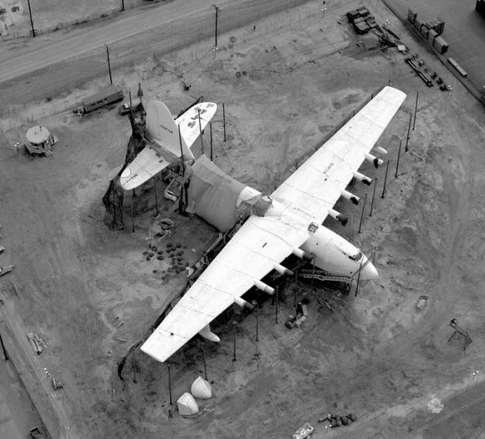Самый огромный самолет Hughes H–4 Hercules (8 фото)