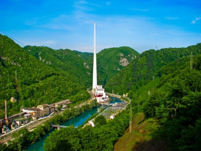 Самая высокая в Европе дымовая труба (12 фото)
