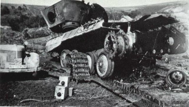 Последствия попадания пушки СУ-152 (8 фото)