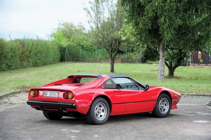Как самый известный седан AMG унижал Ferrari (20 фото)