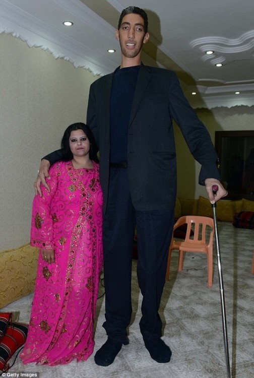 Женился самый высокий человек на планете (5 фото)