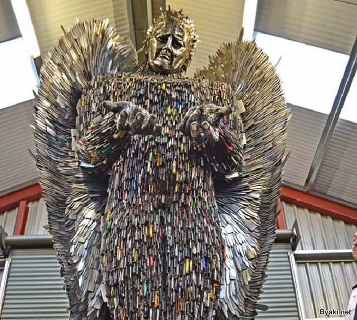 Скульптура ангела из сотни тысяч конфискованных ножей (5 фото)