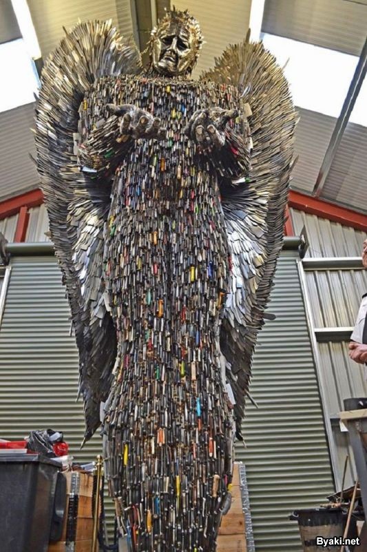 Скульптура ангела из сотни тысяч конфискованных ножей (5 фото)
