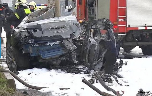 В Москве погиб стритрейсер на Maserati, врезавшийся в столб (4 фото)