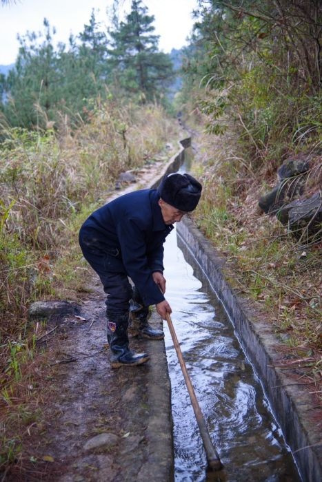 Пожилой китаец вырыл отдельный канал для родной деревни (4 фото)