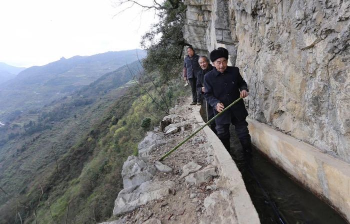 Пожилой китаец вырыл отдельный канал для родной деревни (4 фото)