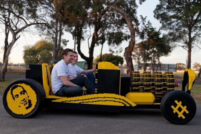 Автомобиль из Лего (6 фото)
