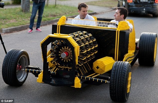 Автомобиль из Лего (6 фото)
