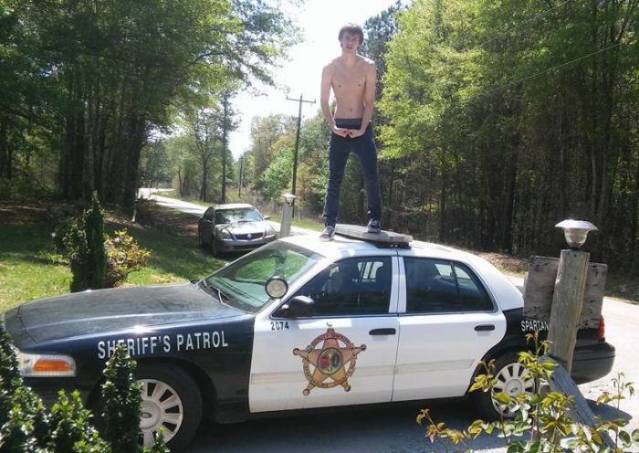 Хулиганство на крыше автомобиля шерифа (5 фото)
