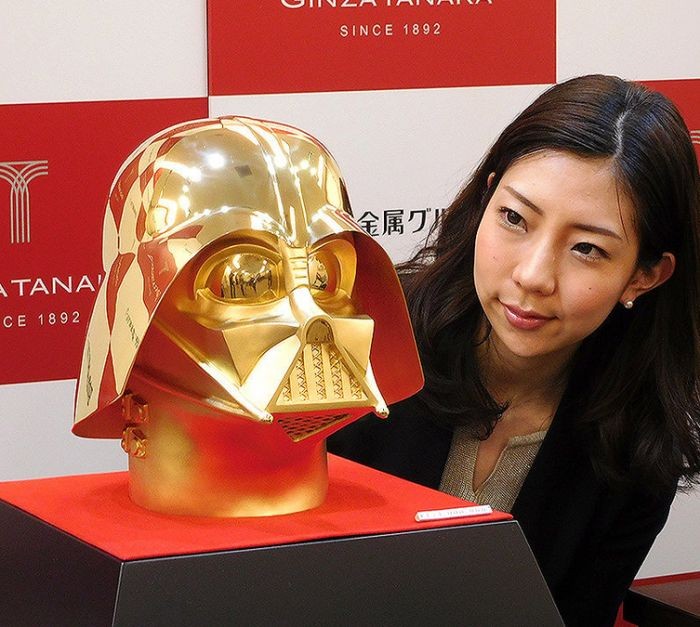 В Японии продадут золотой шлем за 1,4 млн долларов (3 фото)