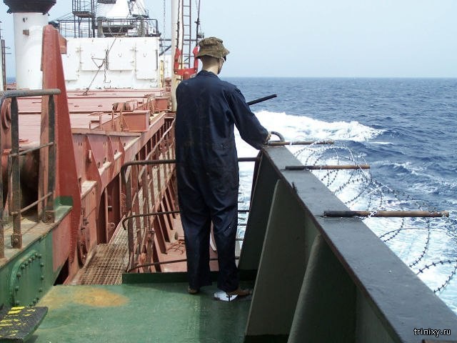 Бюджетный вариант защиты от сомалийских пиратов (10 фото)