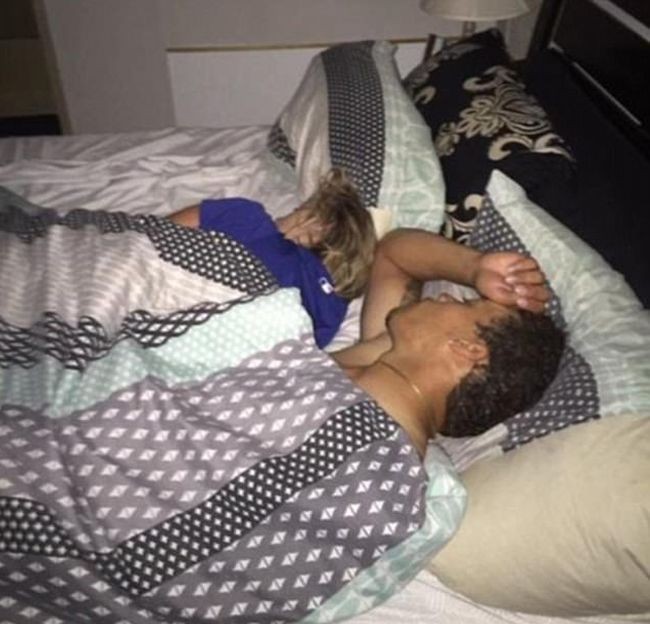 Американец опубликовал в сети фото спящей девушки с любовником (5 фото)