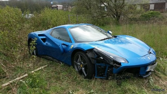 В английском поле нашли брошенный спорткар Ferrari 488 GTB (6 фото)