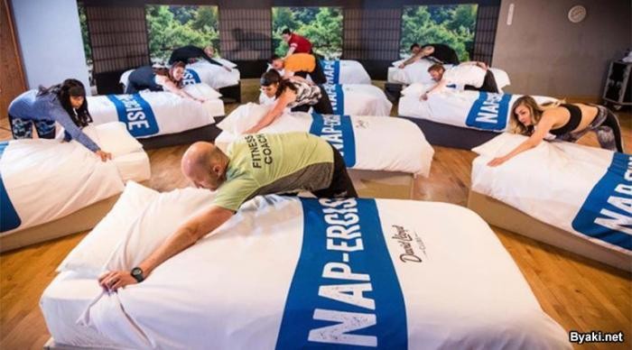 Фитнес-клуб устраивает 45-минутные тренировки, во время которых все спят (3 фото)
