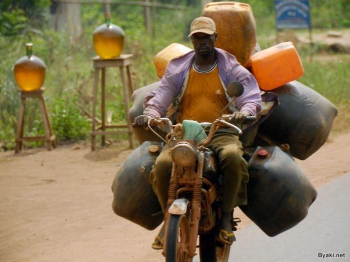 Африканские контрабандисты топлива на мотоциклах (18 фото)