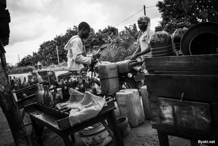 Африканские контрабандисты топлива на мотоциклах (18 фото)