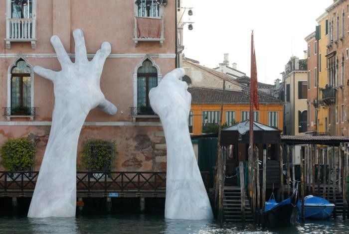 В Венеции появилась скульптура, представляющая собой торчащие из воды руки (3 фото)
