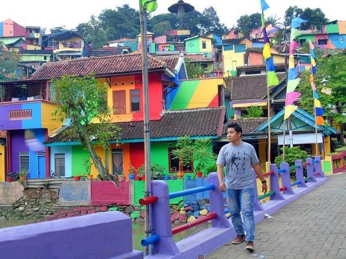 Кампунг Пеланги - индонезийская деревня, засиявшая всеми цветами радуги (12 фото)