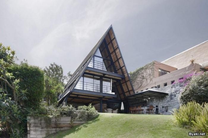 Треугольный дом на берегу озера в Мексике (9 фото)