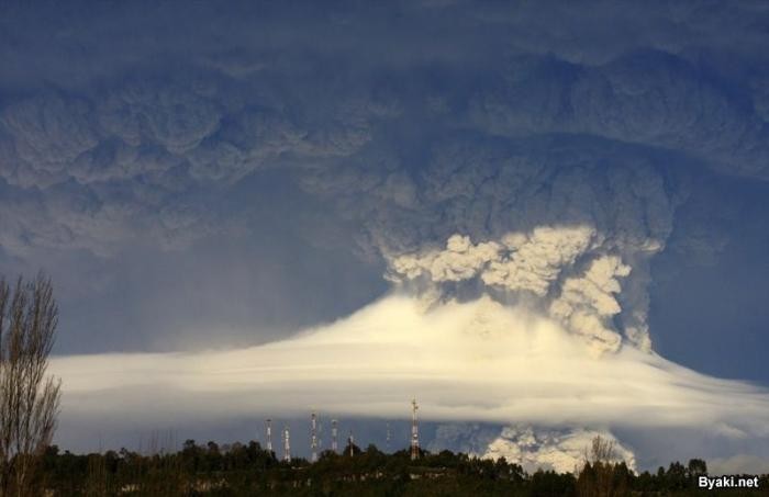 Самые зрелищные извержения вулканов последнего десятилетия (17 фото)