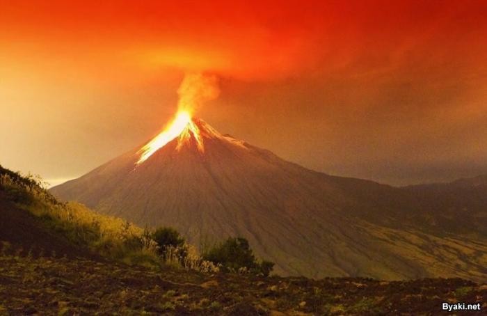 Самые зрелищные извержения вулканов последнего десятилетия (17 фото)