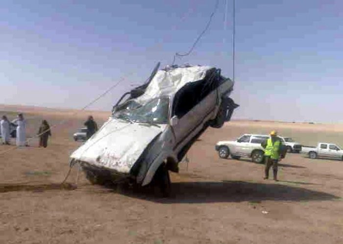 Спасение Ленд-Круизер V8 в пустыне (12 фото)
