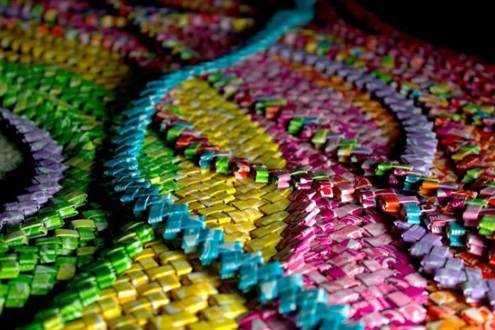 Девушка сделала платье из 10 тысяч фантиков (6 фото)
