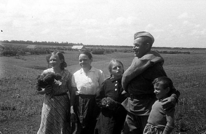 Бойцы Красной армии возвращаются домой (15 фото)