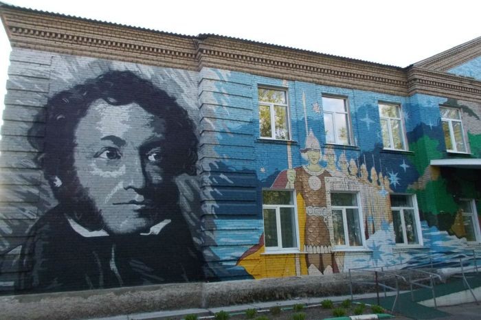 Школу расписали портретами Пушкина и Толстого (3 фото)