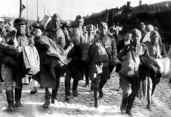 Бойцы Красной армии возвращаются домой (15 фото)