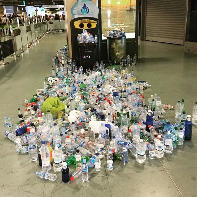 Горы мусора в аэропорту Ибицы (8 фото)