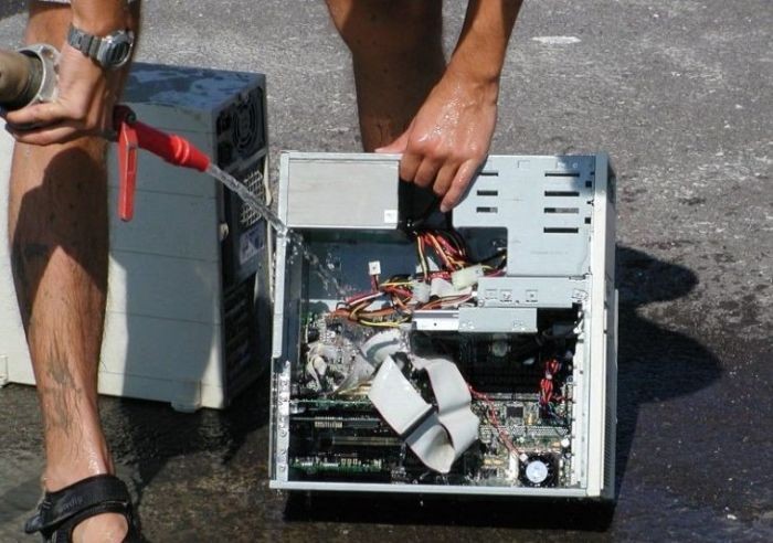 Находчивые пользователи спасают компьютер от перегрева (19 фото)