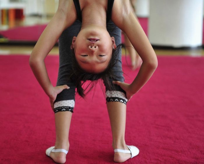 Тренировки китайских гимнастов (17 фото)