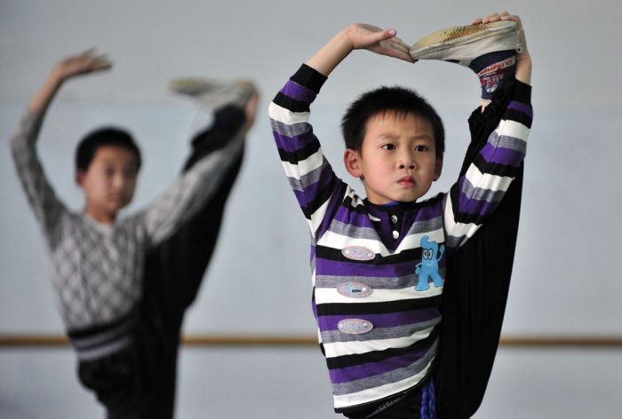 Тренировки китайских гимнастов (17 фото)
