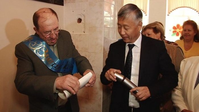 В Казахстане выпускники вскрыли капсулу времени (7 фото)