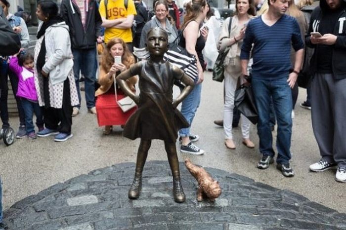 У статуи «Смелой девочки» появилась статуя «Писающего мопса» (2 фото)