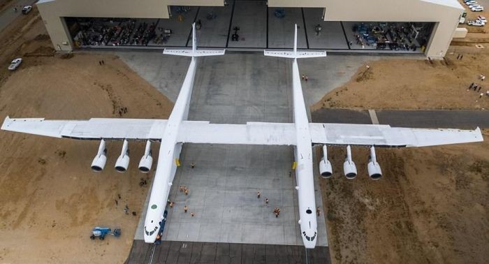 В США приступили к тестированиям самого большого транспортного самолета Stratolaunch (10 фото)