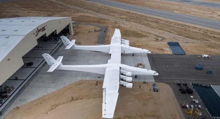 В США приступили к тестированиям самого большого транспортного самолета Stratolaunch (10 фото)