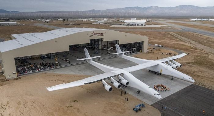 В США приступили к тестированиям самого большого транспортного самолета Stratolaunch (10 фото)