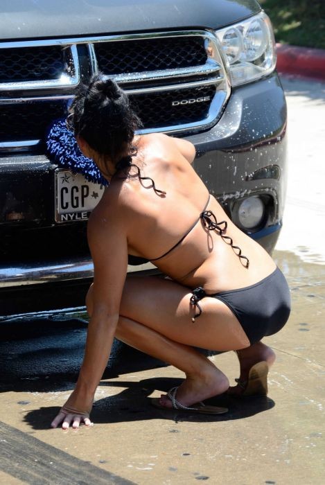 Девушки в купальниках моют машины (20 фото)