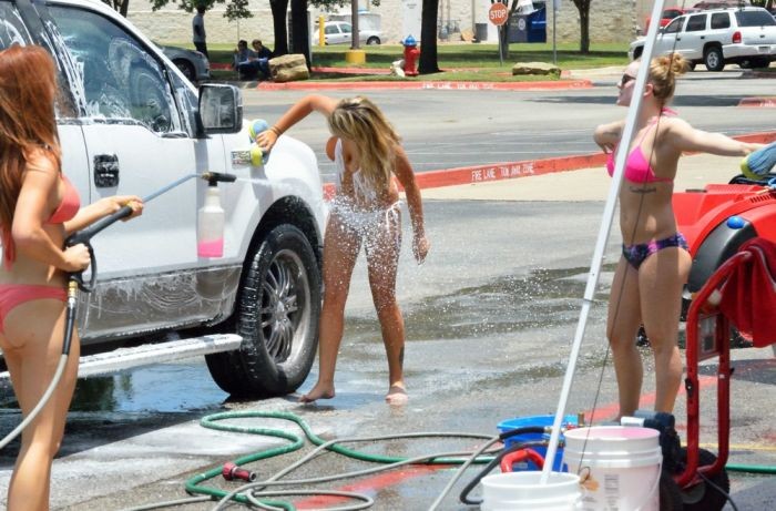 Девушки в купальниках моют машины (20 фото)