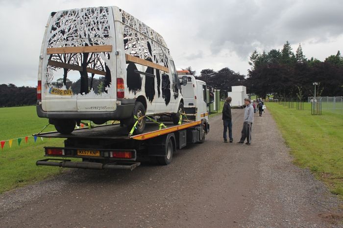 Уникальный фургон стал декорацией фестиваля Kendal Calling (8 фото)