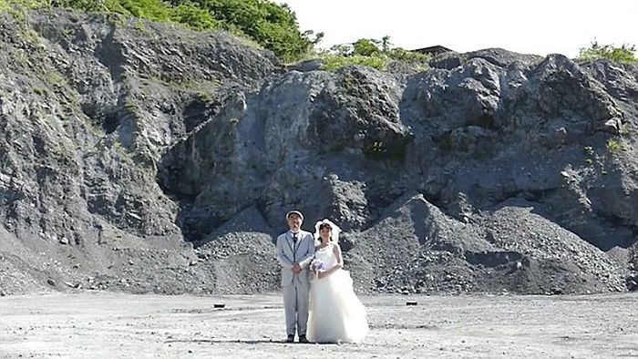 Семейная пара сделала взрывоопасные фото для свадебного альбома (3 фото)