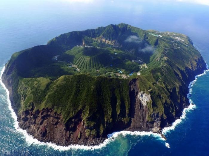 Обитаемый остров Aogashima (9 фото)