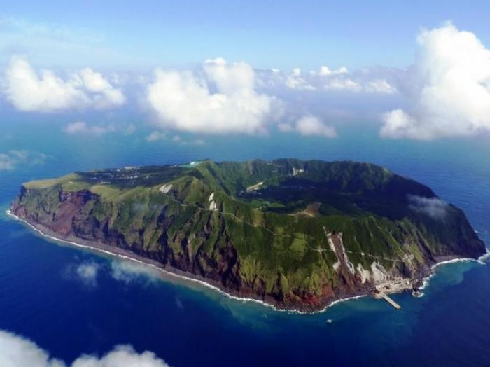 Обитаемый остров Aogashima (9 фото)