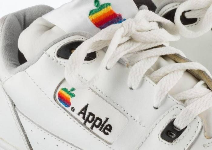 Эти официальные кроссовки Apple — хит на eBay, но вы не поверите, сколько они стоят (2 фото)