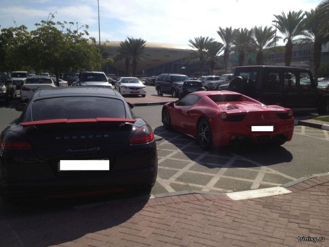 Автомобили на студенческой парковке в Дубае (19 фото)
