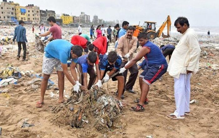Волонтеры ликвидировали стихийную свалку на пляже Мумбая (5 фото)