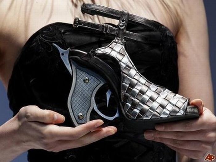Классные туфли с оружием (20 фото)